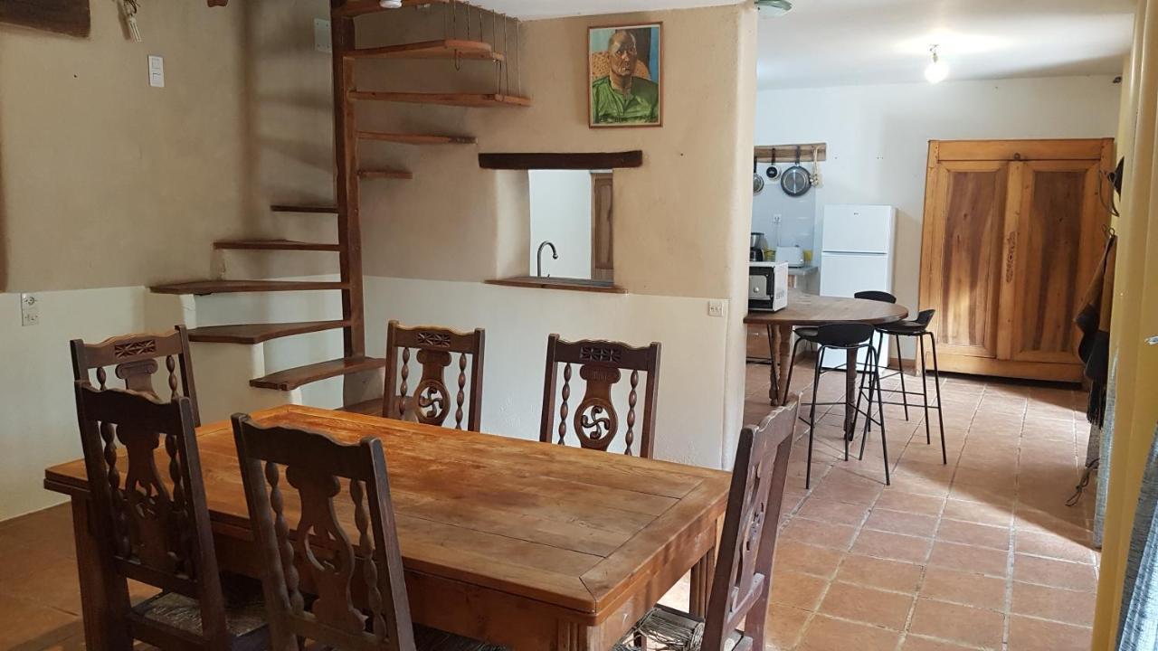 Maison Isolee Dans Les Vignes Et Les Bois *