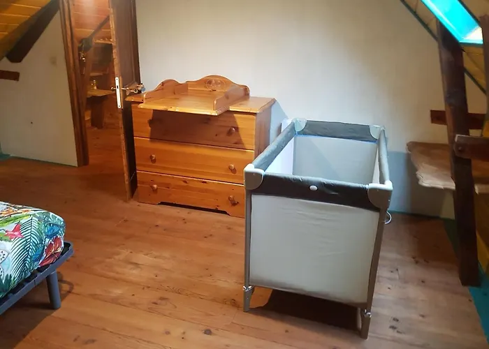 Maison Isolee Dans Les Vignes Et Les Bois