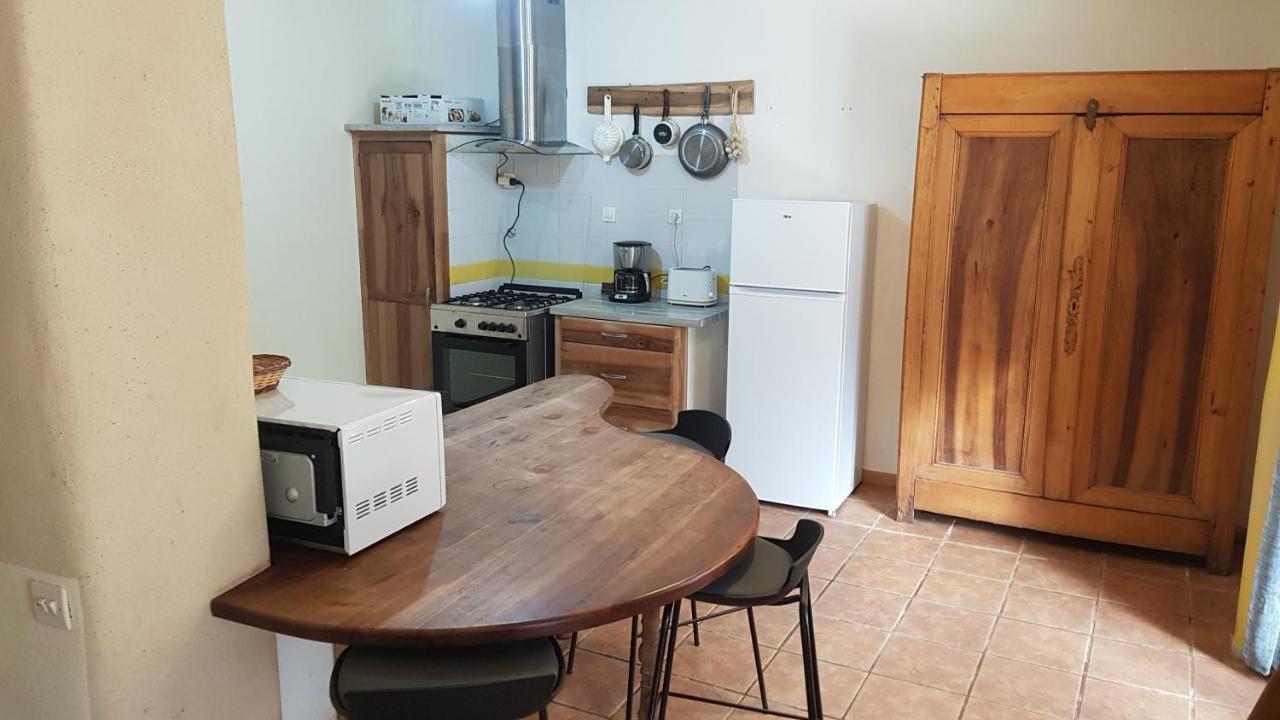 Maison Isolee Dans Les Vignes Et Les Bois *