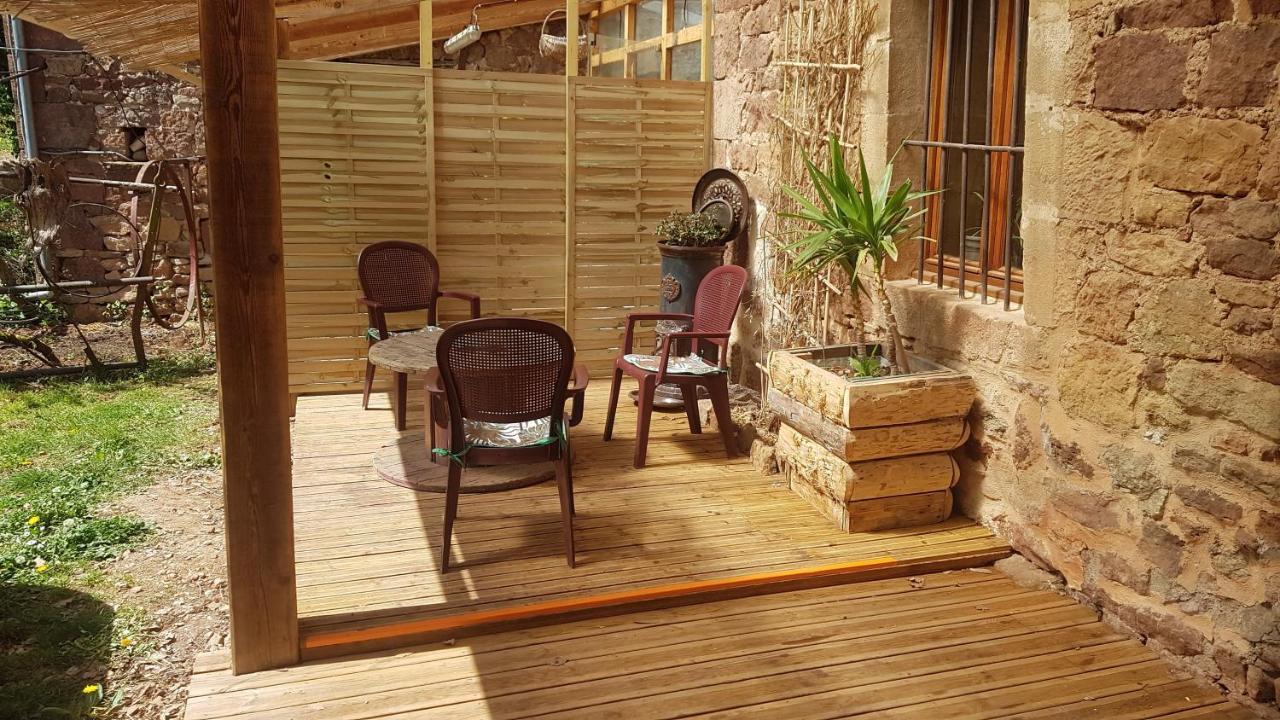 Maison Isolee Dans Les Vignes Et Les Bois *